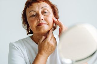 České seniorky u zrcadla opakují 1 zlozvyk už 30 let. Vizážistky zoufají, protože obličej kvůli němu stárne o 10 let